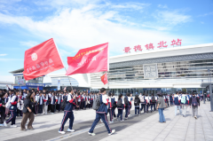 一幅精美的瓷器外形剪纸做品跃然面前